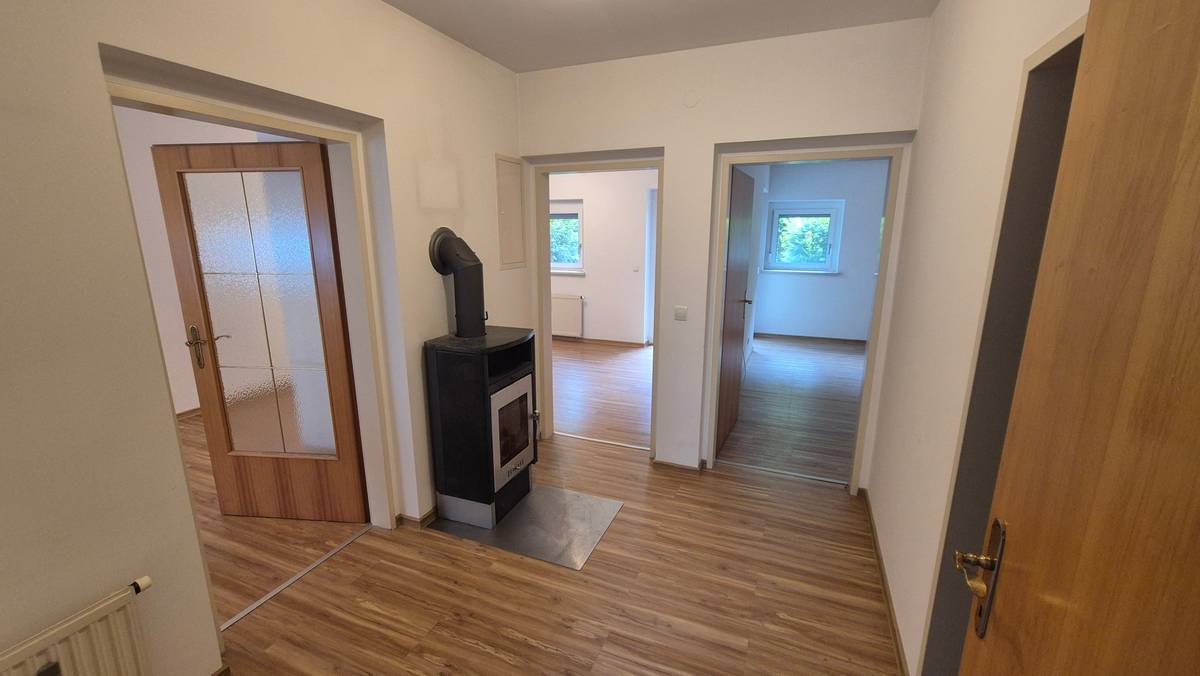 Erdgeschoss-Wohnung (61 m²) mit Gartenterrasse und 2 Parkplätzen - Widok 2