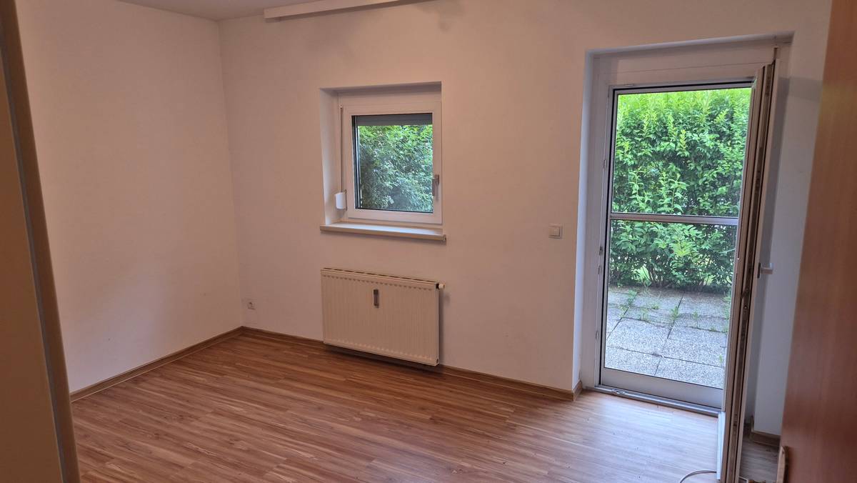 Erdgeschoss-Wohnung (61 m²) mit Gartenterrasse und 2 Parkplätzen - Widok 3