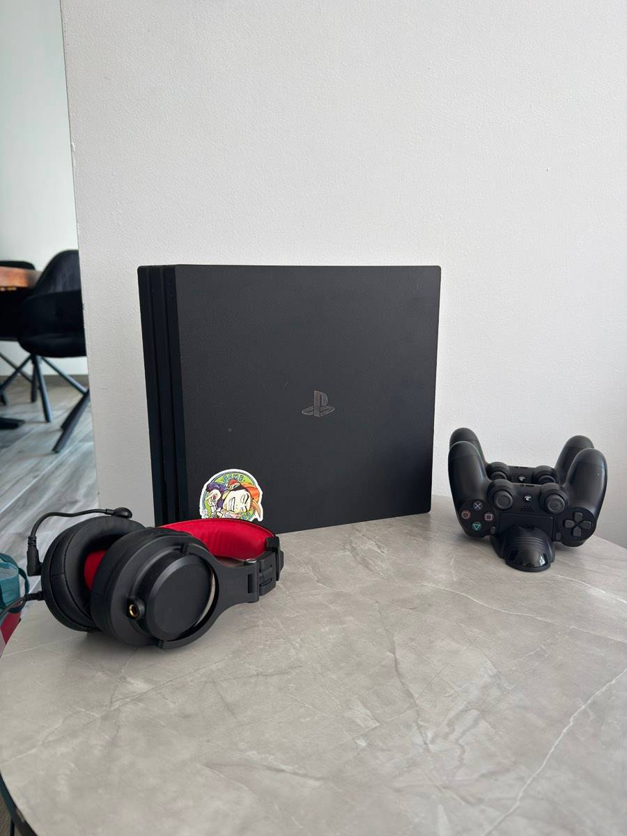 PS4 Pro 1TB 4K + 2 Controller + 23 Spiele