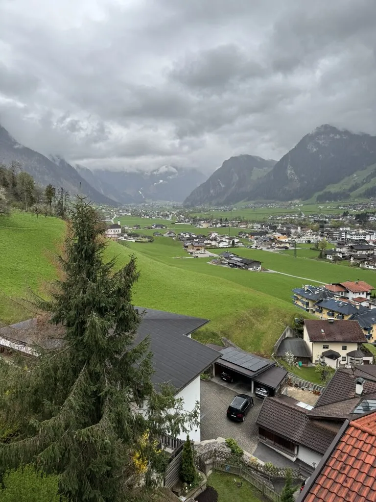 Traumhaftes Zweifamilienhaus im Zillertal: Alpines Wohnglück in erhabener Aussichtslage von Hainzenberg – pohled 2