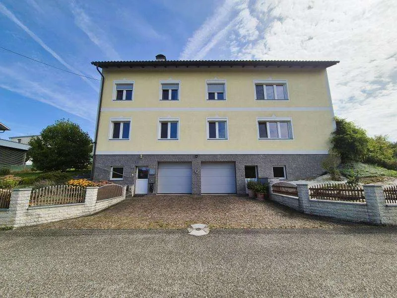 Ein- bzw. Zweifamilienhaus in Niederneukirchen! 235 m² WNFL, vollunterkellert inkl. Doppelgarage, 1113 m² Grundfläche! Nähe Ortszentrum! - Ansicht 2