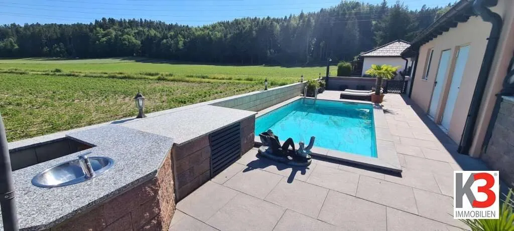 K3 präsentiert Wohnung mit Pool, Teich, Einliegerwohnung und Doppelcarport in absoluter Ruhelage - Ansicht 2