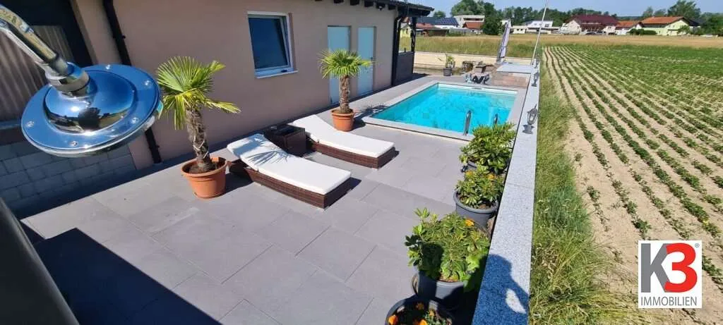 K3 präsentiert Wohnung mit Pool, Teich, Einliegerwohnung und Doppelcarport in absoluter Ruhelage - Ansicht 3