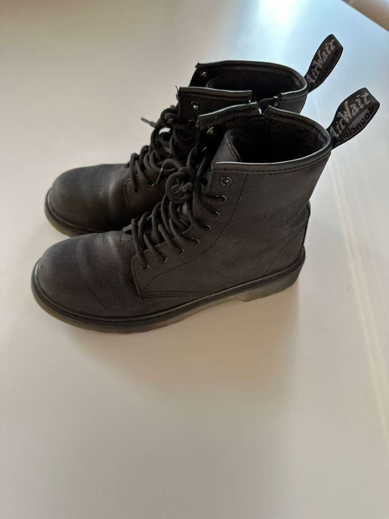 Neuwertige Dr. Martens Schnurstiefel gefuttert GroBe 36 55 7551 Stegersbach willhaben