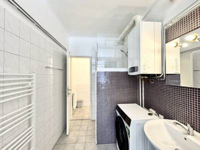 Typisch Wiener Altbauflair mit Flügeltüren und Holzkastenfenstern! Hofseitige 2-Zimmer-Wohnung im 4. Liftstock! – Bild 3