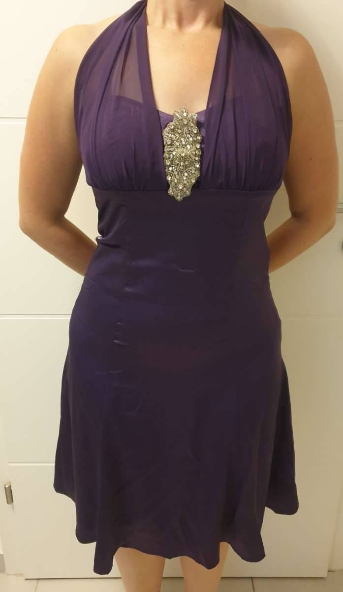 Verkaufe ein elegantes Abendkleid der Marke Laura Scott Evening in der Farbe Lila, Gre 36., 25,- (7061 Trausdorf an der Wulka) - willhaben Verkaufe ein elegantes Abendkleid der Marke Laura Scott Evening in der Farbe Lila, Gre 36., 25,- (7061 Trausdorf an der Wulka) - willhaben