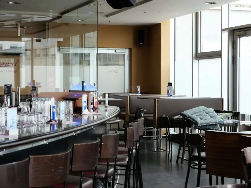 Moderne Lounge Bar - Flughafennähe - Ansicht 3