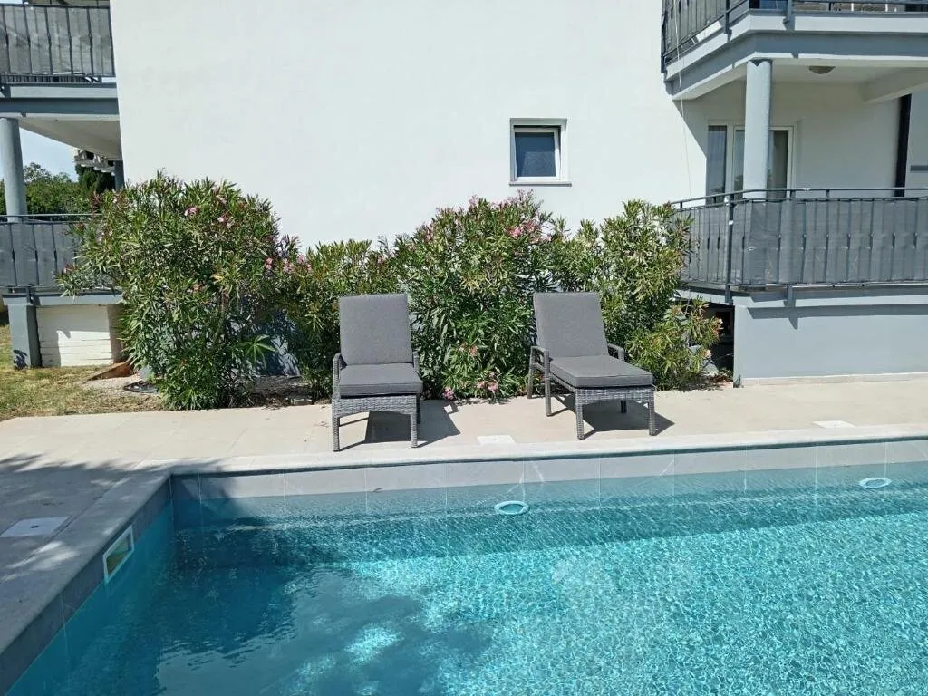 Renditeobjekt in Pula: 19 Zimmer, 2 Pools, großer Garten, 8 Terrassen, 998.000 EUR! - Ansicht 2