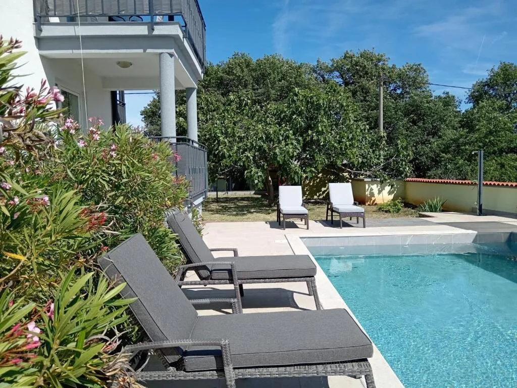 Renditeobjekt in Pula: 19 Zimmer, 2 Pools, großer Garten, 8 Terrassen, 998.000 EUR! - Ansicht 3