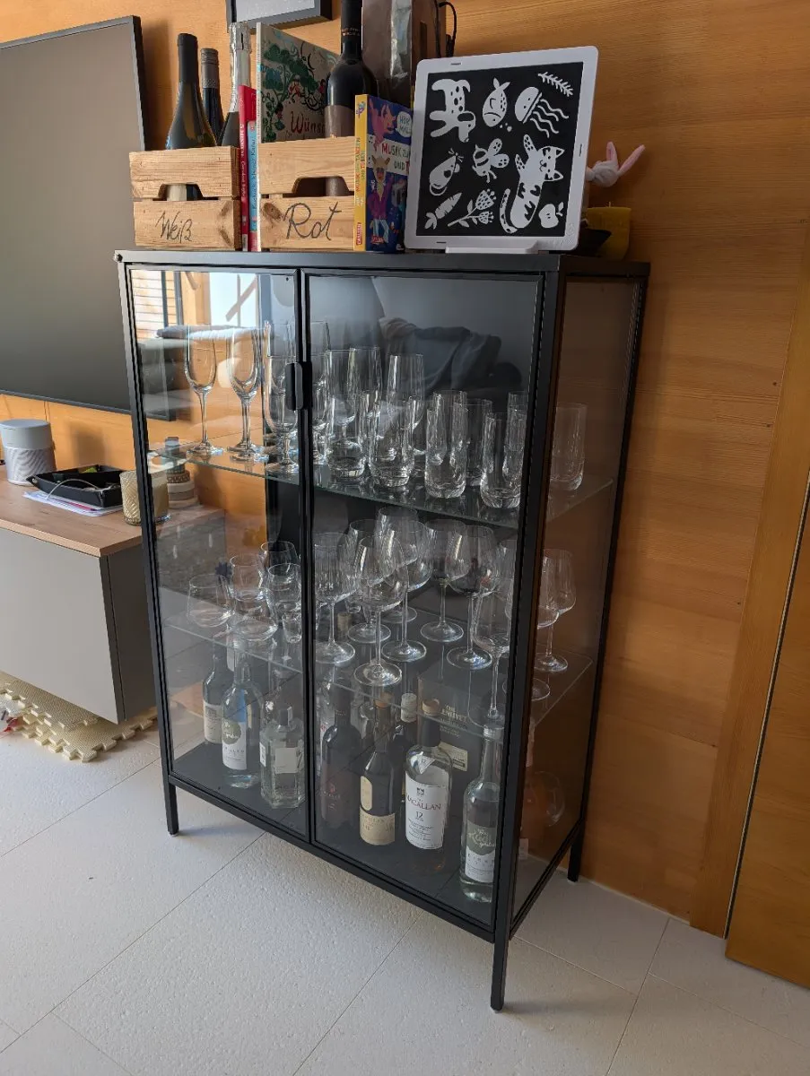 Metall-Vitrine von IKEA, € 120,- (4600 Wels)