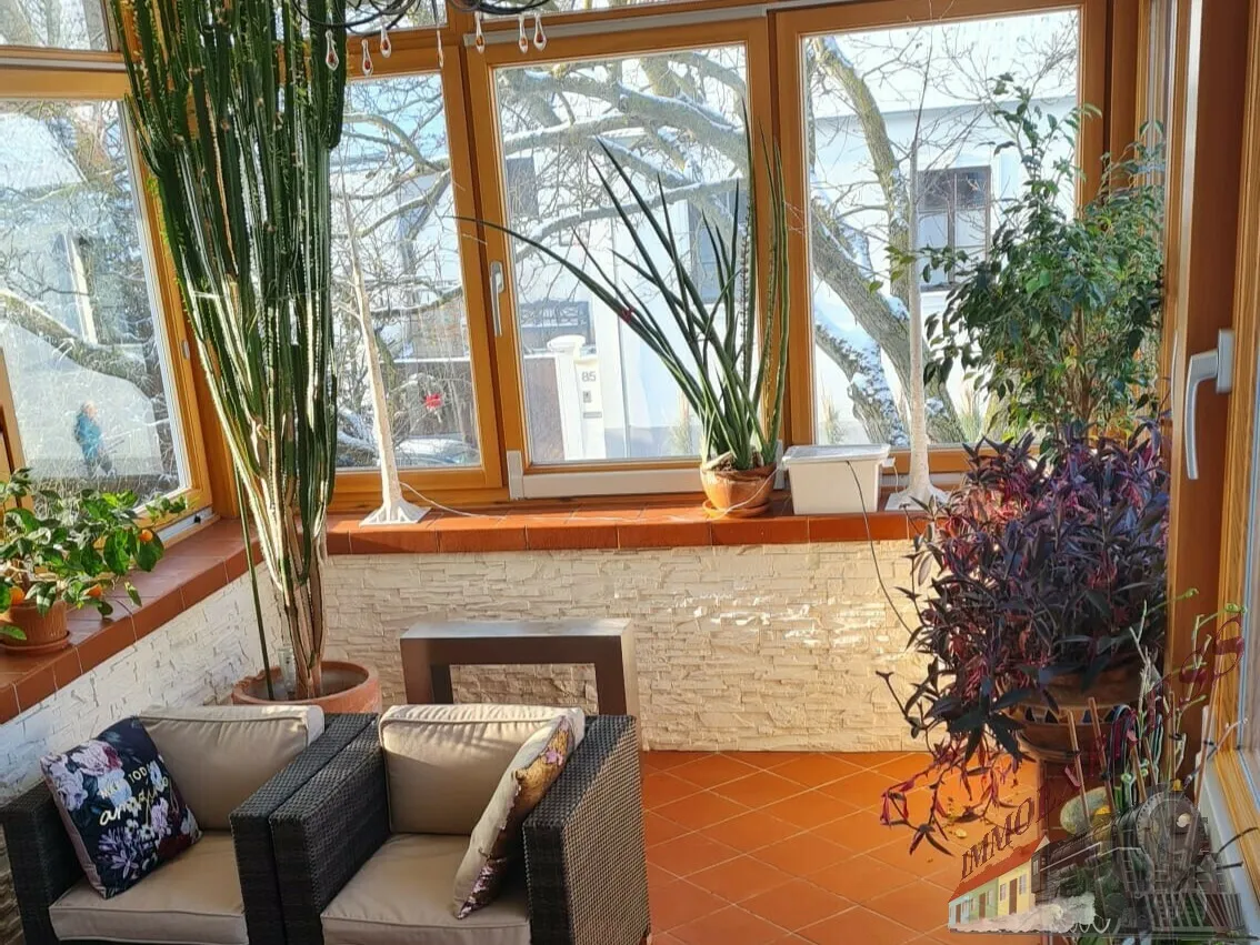 Großzügiges Ein-/ Zweifamilienhaus mit Pool in Ruhelage - zwei Eingänge - Ansicht 3