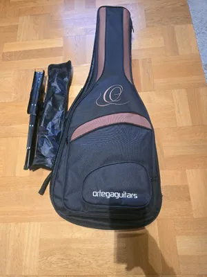 Ortega R121SNWR Konzertgitarre (Wine Red) Set - NEU mit Tasche, Ständer & Zubehör