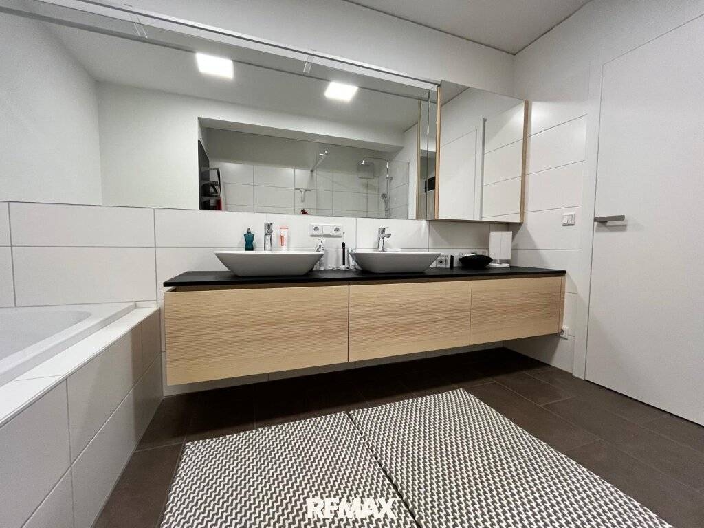 TRAUMWOHNUNG mit zwei Balkonen und TG-Platz in TOP-LAGE! Zweitwohnsitz möglich! - Ansicht 2