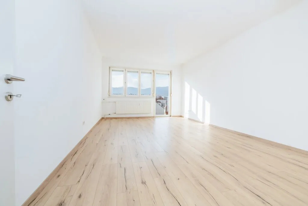 7. STOCK VON 7 I BLICK ÜBER GRAZ I LIFT I BADEWANNE I TOP SANIERT I ZENTRALE RUHIGE LAGE I MODERNE KÜCHE I SCHLOSSBERGBLICK I AB SOFORT I SEHR HELL I PROJEKT WOHNEN – pohled 2
