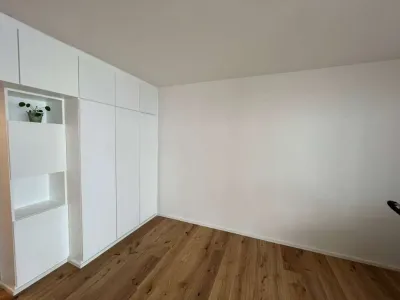 Neu renovierte Einzimmerwohnung mit Loggia in unmittelbarer Nähe zur Burggasse – Bild 2