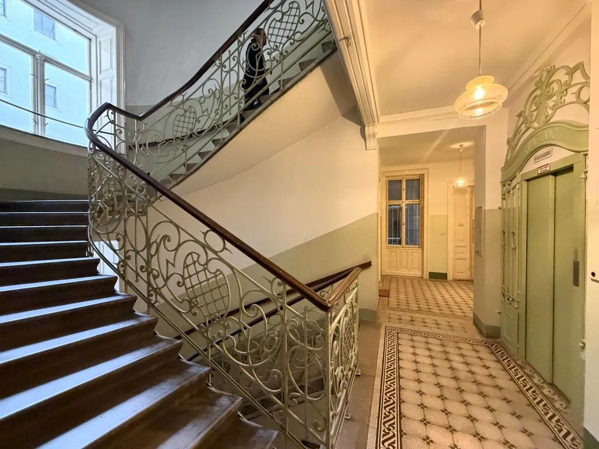 Repräsentatives Altbaubüro in der Wiener Innenstadt // Prestigious Office in a Historic Viennese Building in Vienna's City Centre // - Widok 2