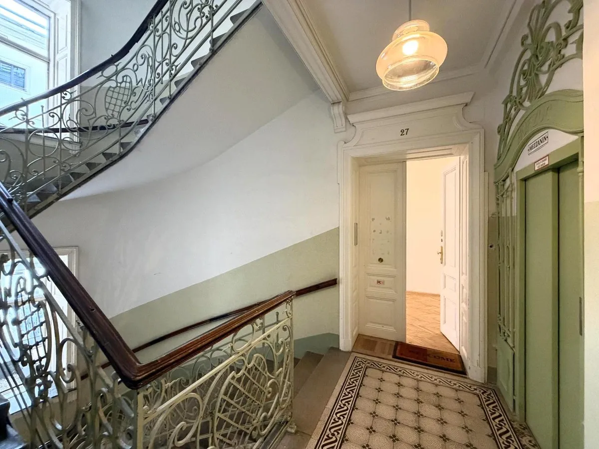Repräsentatives Altbaubüro in der Wiener Innenstadt // Prestigious Office in a Historic Viennese Building in Vienna's City Centre // - Widok 3