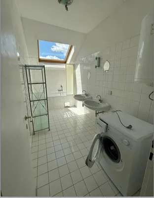 WG taugliche helle Dachgeschoßwohnung nähe U3 Schweglerstraße – Bild 3