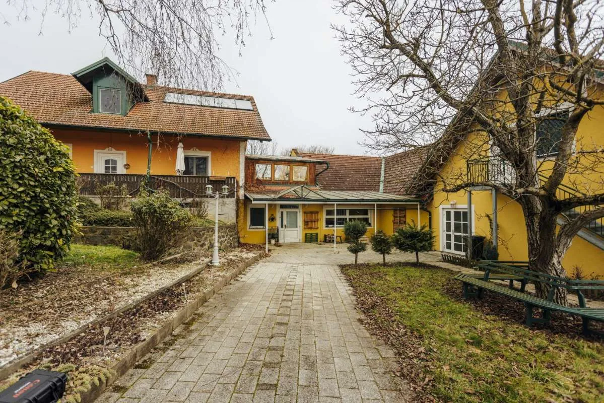 Großzügiges Anwesen mit viel Potenzial: ehemaliges Seniorenwohnheim, Wohnhaus und Wohnungen auf großem, ruhigem Grundstück in der Südoststeiermark - Ansicht 2