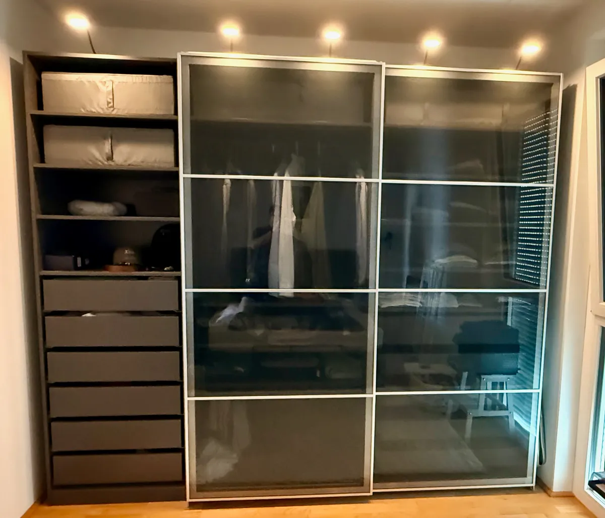 IKEA PAX Kleiderschrank - 270×236 cm | Glas-Schwebetüren | 3-teilig | aufgebaut, € 1.200,- (2345 Brunn am Gebirge)