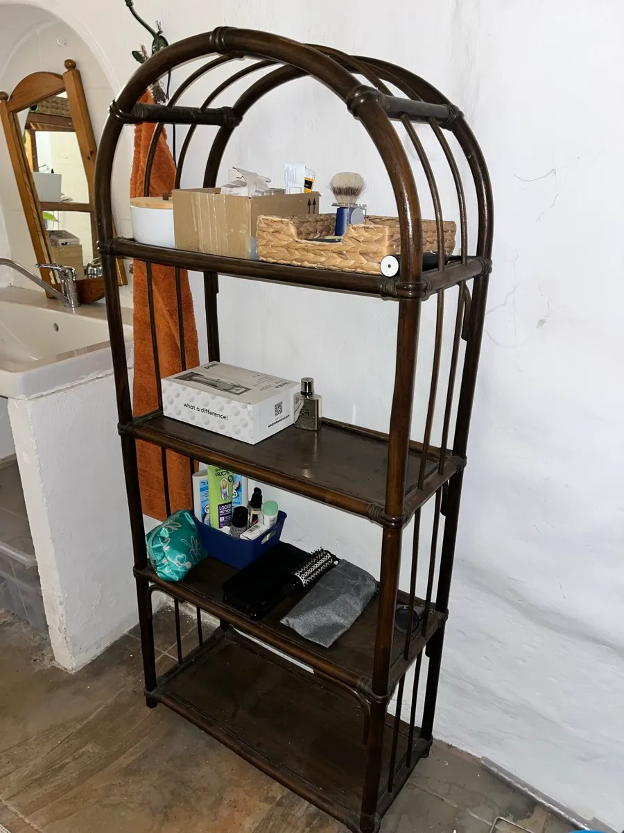 Dunkelbraunes Rattan Regal, € 30,- (3730 Grafenberg)