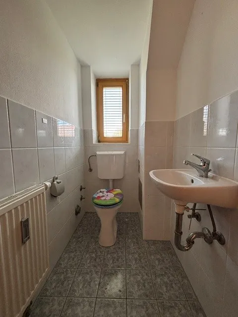Lichtdurchflutete 3-Zimmer-Wohnung mit Balkon und Carportparkplatz - geförderte Miete - 3 Zimmer - Ansicht 2