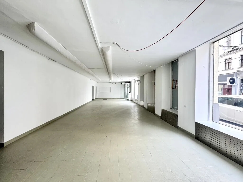 Straßenseitiges Geschäftslokal mit großen Fensterflächen! Individuell zu gestalten! Ideal für Pilates, Yoga, Atelier etc. - Ansicht 2
