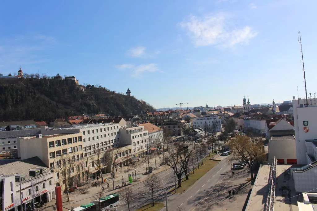 Top-Anlage am Lendplatz: Renovierte 68 m² Wohnung mit Schlossbergblick & sicherer Vermietung bis 2027, Lend