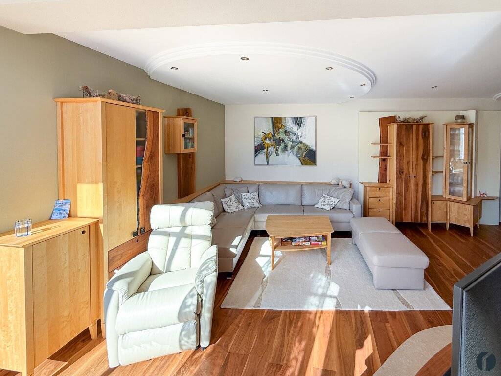Großzügiges 7-Zimmer-Einfamilienhaus mit Pool und großem Garten - Ansicht 2