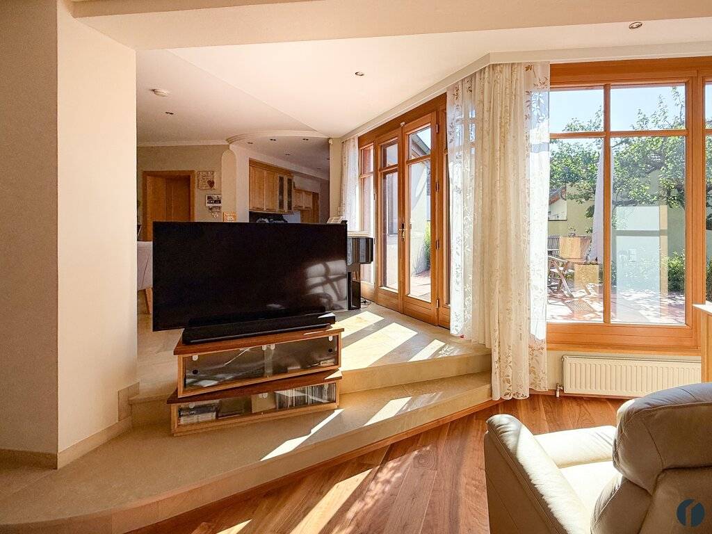 Großzügiges 7-Zimmer-Einfamilienhaus mit Pool und großem Garten - Ansicht 3