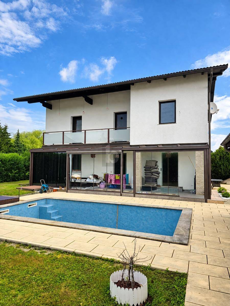 GROßZÜGIGES FAMILIENHAUS MIT POOL, SOMMERGARTEN UND ATTRAKTIVEM GRUNDSTÜCK IN RUHIGER WOHNLAGE ? WINKLARN - Ansicht 2