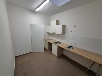 Gewerbeimmobilie mieten in Mödling – 9 m², € 94 – Bild 1 von 3