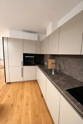 Luxuriöses Wohnen im DAS ARTMANN - Möblierte 2-Zimmer-Wohnung mit Balkon & Home Office, Concierge , Spa und Fitness – Bild 2