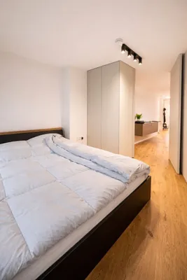 Luxuriöses Wohnen im DAS ARTMANN - Möblierte 2-Zimmer-Wohnung mit Balkon & Home Office, Concierge , Spa und Fitness – Bild 3