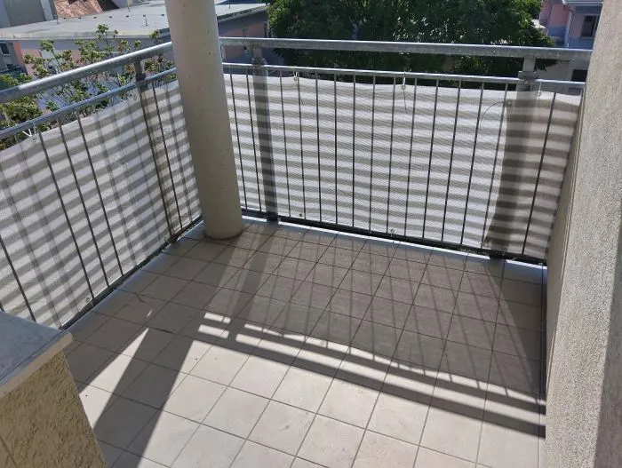 Sanierter 2 ZIMMER-NEUBAU + sonniger West-Balkon 5m² + nagelneue Einbauküche + Bad mit Wanne + extra WC + Lift + letzter Stock + nähe Hauptbanhof! – pohled 2