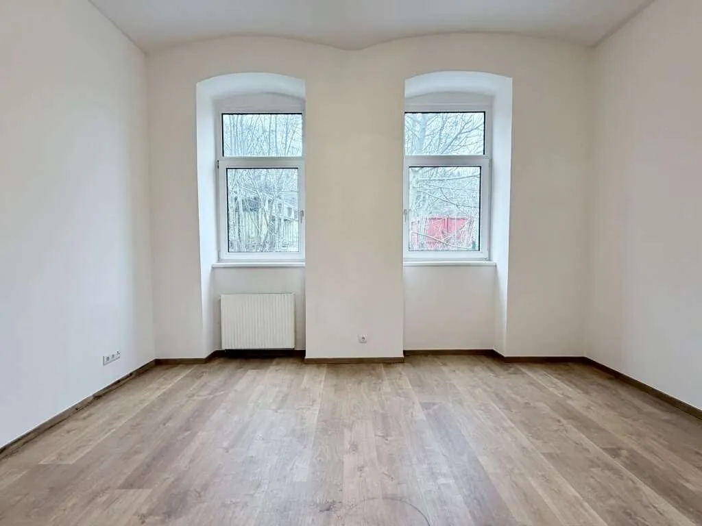 Helles Büro mit flexibler Raumaufteilung, Sanitärbereich & Stellplätzen vor dem Gebäude - Ansicht 2