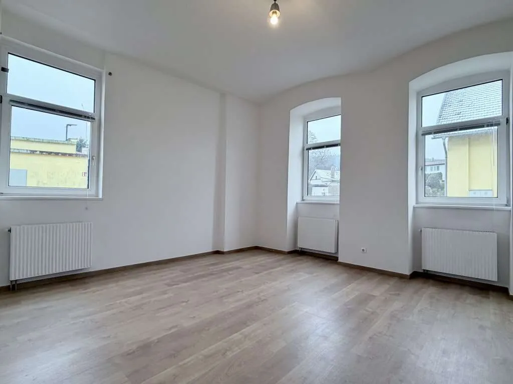 Helles Büro mit flexibler Raumaufteilung, Sanitärbereich & Stellplätzen vor dem Gebäude - Ansicht 3