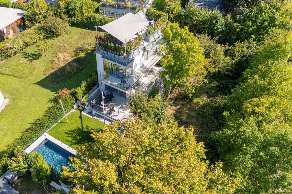 Exklusives Weinberg-Refugium: unverbaubarer Panoramablick in absoluter Ruhelage I hightech Pool I Dachterrasse mit Whirlpool I Erdwärme, Solarpaneele, Fußbodenheizung, Kühldecke - Ansicht 2