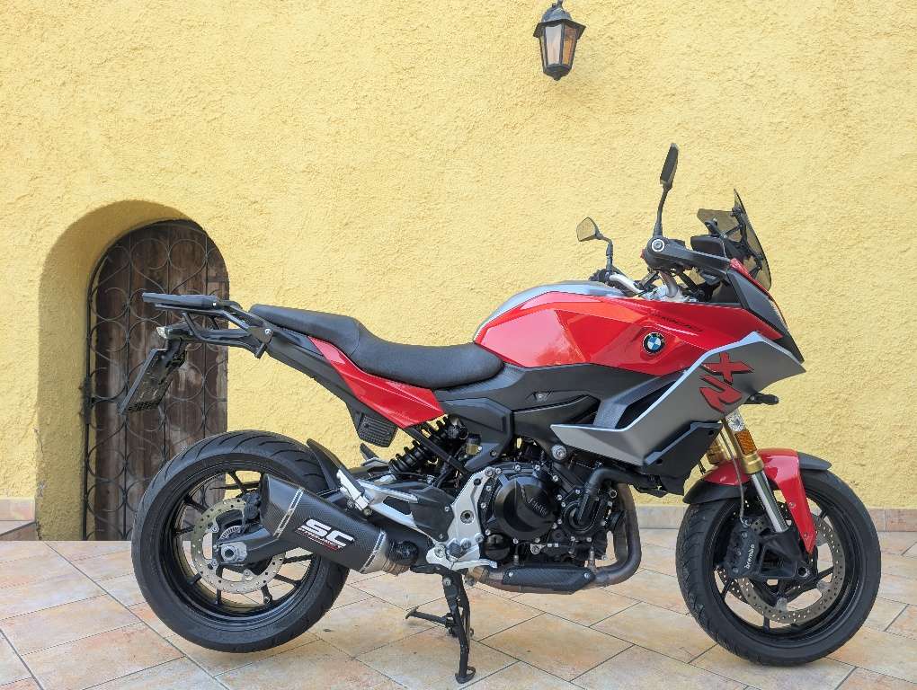 BMW F 900 XR mit Sonderausstattung und Zubehör Tourer