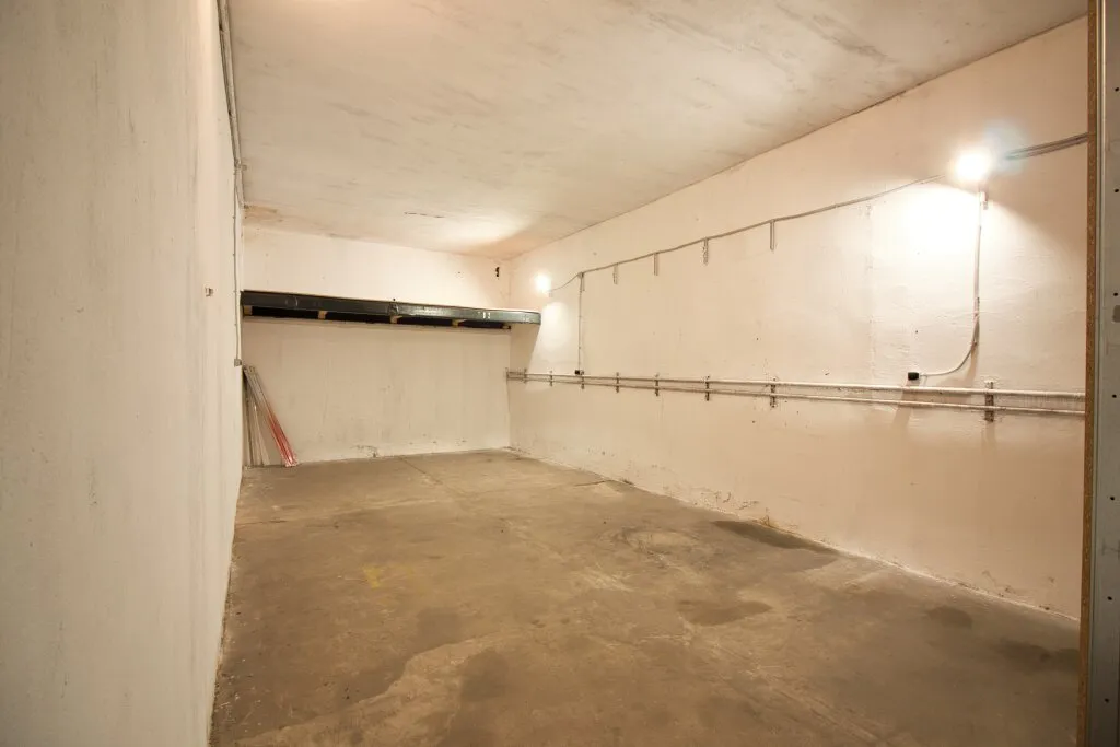 Großzügiges Lager mit ca. 220 m² im Innenhof in zentraler Lage | großes Einfahrtstor - Ansicht 3