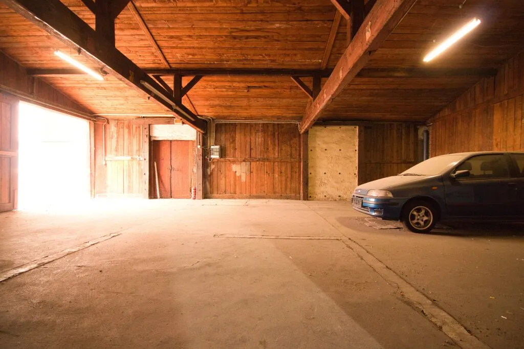Großzügiges Lager mit ca. 220 m² im Innenhof in zentraler Lage | großes Einfahrtstor - Ansicht 2