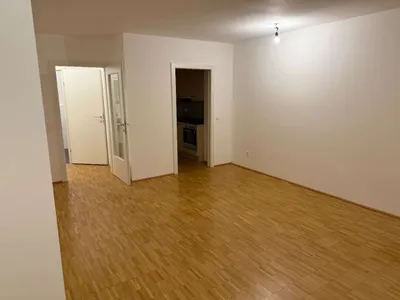 2-Zimmer Wohnung mit Balkon im 1. Stock mit ruhiger Hofseite – Bild 2
