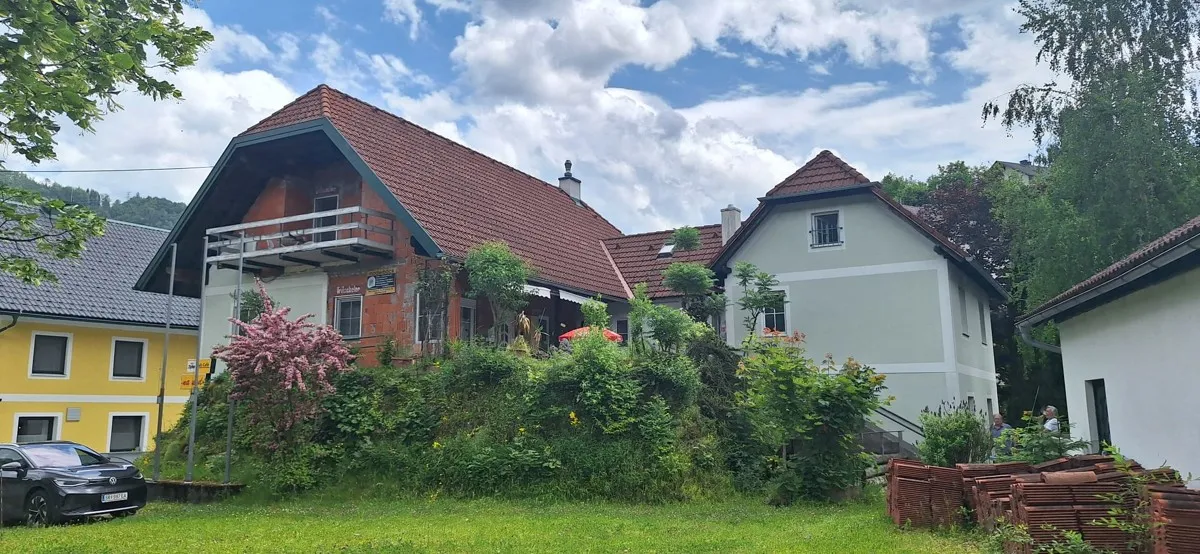 WOHN- UND GESCHÄFTSHAUS MIT 4 WOHNEINHEITEN, 1LOKAL, 6 GARAGEN, GROSSEM HOLZSCHUPPEN & EIGENEM QUELLWASSER 7,4% RENDITE!!!! - View 2