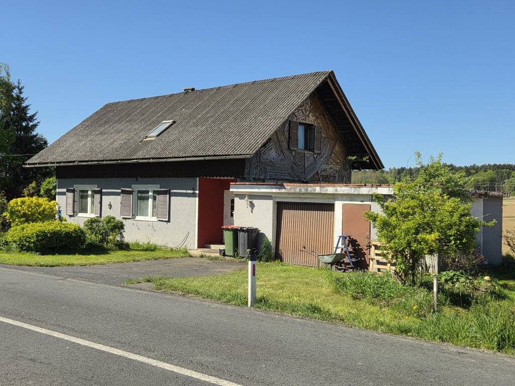 Älteres Wohnhaus mit angebauter Doppelgarage im Freiland - Ansicht 2