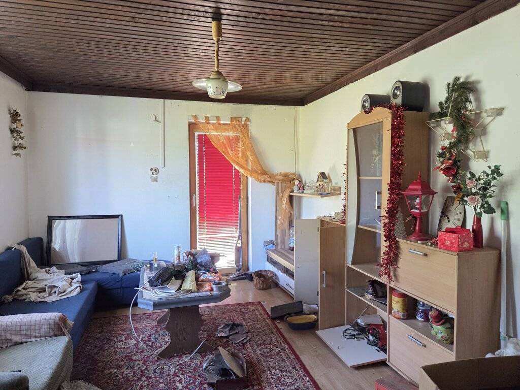 Älteres Wohnhaus mit angebauter Doppelgarage im Freiland - Ansicht 3