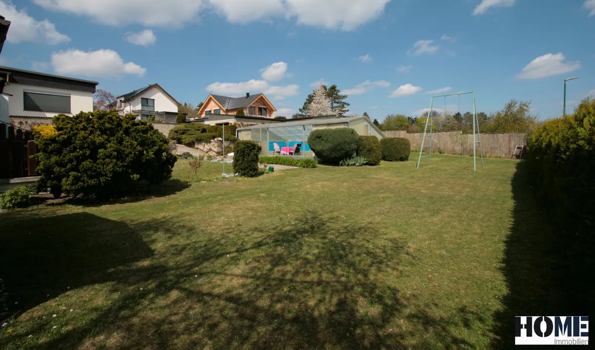 familienfreundlicher Bungalow mit Seeblick, großem Pool, Doppelgarage, teilunterkellert, auf großem Eckgrundstück in absoluter Ruhelage - Widok 2