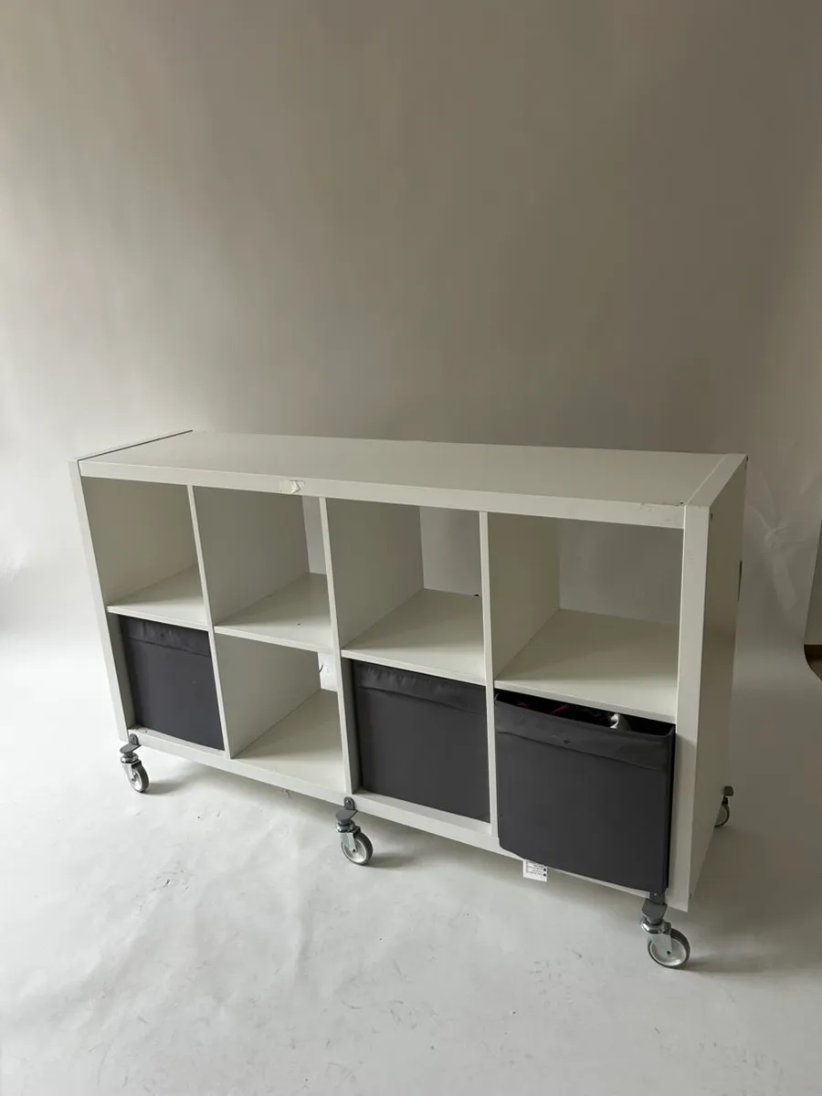 IKEA KALLAX Regal weiß mit Rollen + 3 Stoffboxen, € 30,- (2340 Mödling)