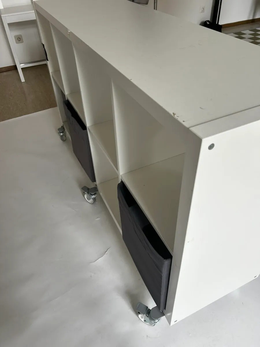 IKEA KALLAX Regal weiß mit Rollen + 3 Stoffboxen, € 30,- (2340 Mödling)