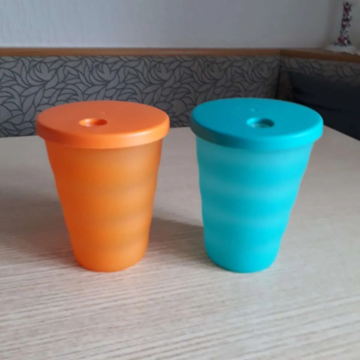 kerzenfaden basteln-mit-teelichter-glas-leinenfaden-weißes-papier-sterne-kerze-faden -dekoration coated tablecloth