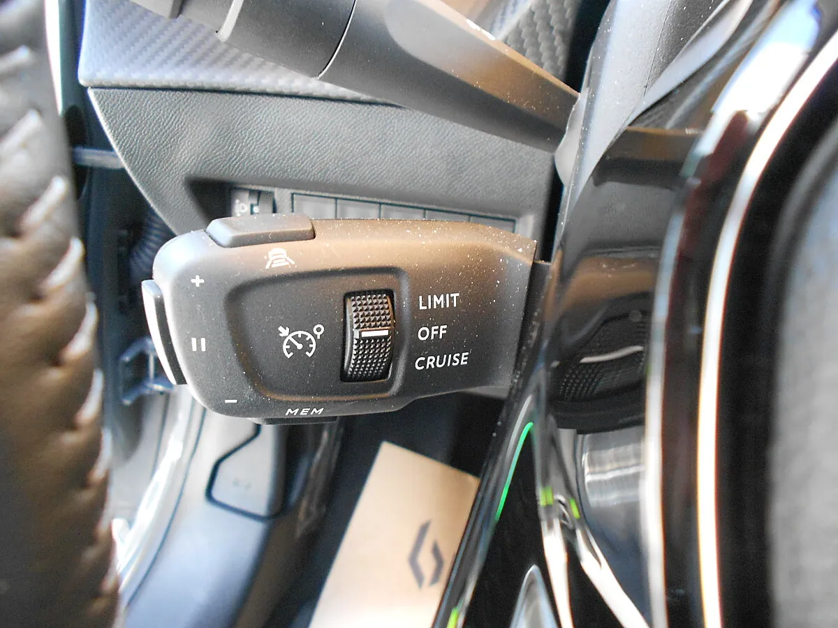 Peugeot 208 1.2 PureTech 100 Allure (EURO 6e) – Bild 9